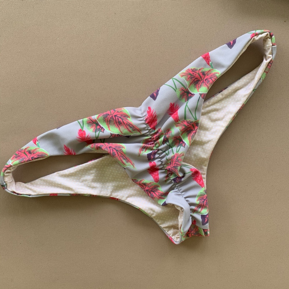 ❌SOLD❌Like anew Acacia Vintage Hawaii Axel Bottom